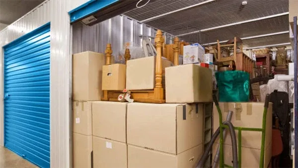 Kapalı depo bölümünde paketlenmiş ev eşyaları (temsili görsel)
